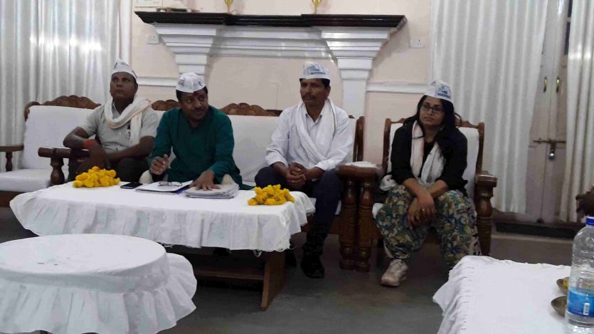 Aam Aadmi Party office bearers present in the pres लगातार बढ़ रहे कर्ज से किसान आत्महत्या करने को है विवश