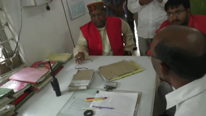 bjp mp harinarayan Rajbhar बीजेपी सांसद ने किया मऊ रेलवे स्टेशन का औचक निरीक्षण, मिली कमियां तो दिया यह आदेश