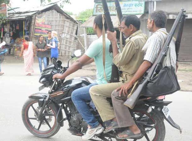 Goons Attempt Loot योगीराज में बदमाशों के हौसले बुलन्द, जौनपुर में सिपाही की बन्दूक लूटने की कोशिश