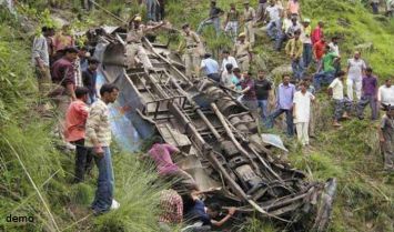 Barati bus accident in aurangabad bihar, five died ट्रक ने बारातियों से भरी गाड़ी को टक्कर मारी, 6 की मौत