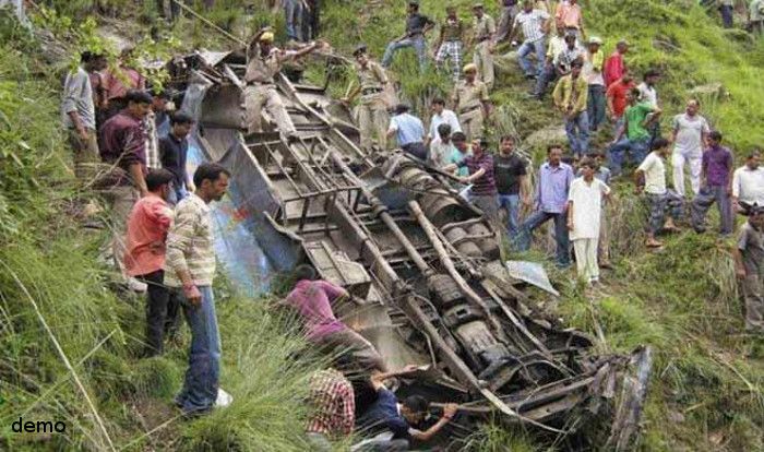 horrible bus accident, bus accident, bus got down ट्रक ने बारातियों से भरी गाड़ी को टक्कर मारी, 6 की मौत