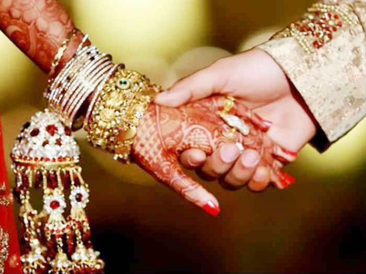 marriage of girlfriend and boyfriend in police cus एक विवाह ऐसा भी! बारात में धरने पर बैठी दूल्हे की प्रेमिका, फिर जो हुआ उसपर यकीन कर पाना थोड़ा मुश्किल है!