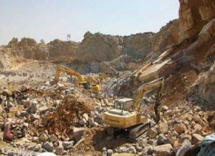 Illegal mining BREAKING: डीएफओ चंदौली ने गनेशपुर पहाड़ी पर की छापेमारी, चार ट्रैक्टर पटिया बरामद