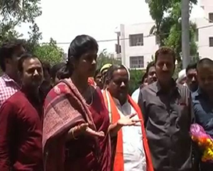 BJP Minister Swati Singh प्रतापगढ़ में BJP के कार्यक्रम में हंगामा, मारपीट की नौबत, देखते रहे मंत्री स्वाति सिंह और मोती सिंह