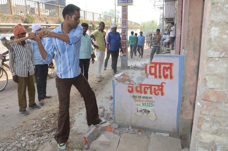 Varanasi municipal action at lahar tara सीएम योगी के दौरे से पहले अतिक्रमण हटाने में जुटा निगम