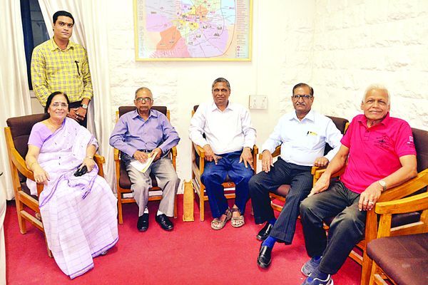 bujurg अनोखी पहल: तिरस्कार झेल रहे बागबां को अपनों के बीच सम्मान दिला रही पुलिस की ये पंचायत