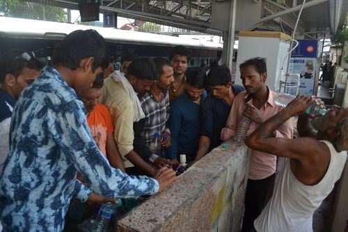 nagda railway station नागदा जंक्शन पर पीने के पानी के लिए होता है मौत से सामना, देखें वीडियो