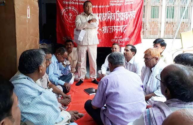 protest मांग पूरी होने के बाद भी धरने पर बैठ गये शिक्षक