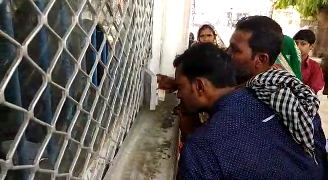 Mirzapur Jail मिर्जापुर जिला जेल में अवैध वसूली, कैमरे में कैद हुआ वसूली करता सिपाही, देखें वीडियो