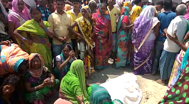 Road accident ट्रक ने तीन लोगों को रौंदा, दो की मौके पर मौत, एक की हालत गंभीर