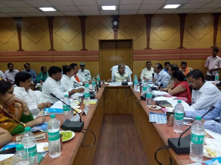 Meeting विकास योजनाओं को लेकर हो रही थी बैठक, सो रहे थे अधिकारी