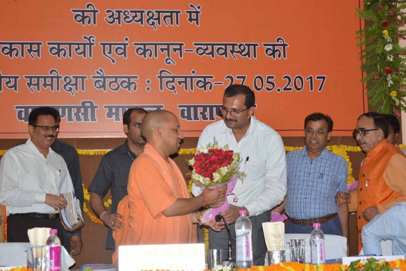 CM Meeting with Officers CM योगी का अपराधियों, माफिया और अवैध बूचड़खाना चलाने वालों को जेल भेजने का निर्देश