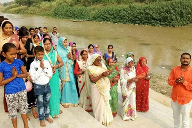 Tamasa River protection तमसा तट पर सूर्य की आराधना कर महिलाओं ने लिया मोक्षदायिनी के संरक्षण का संकल्प