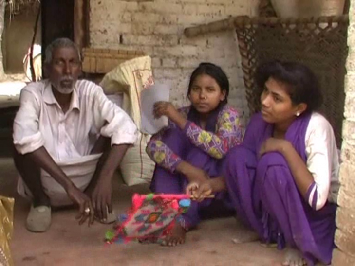 electricity crisis डिप्टी सीएम केशव मौर्या के ससुराल में आजादी के 70 साल बाद भी बिजली के लिए तरस रहे लोग