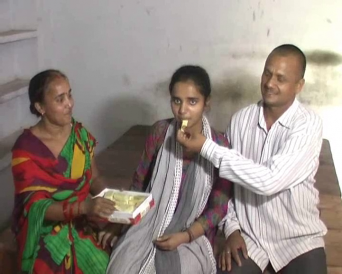 Vaishnavi Singh सीबीएसई 12वीं बोर्ड: किसान की बेटी वैष्णवी 93.20 अंक पाकर बनीं जिले की टॉपर