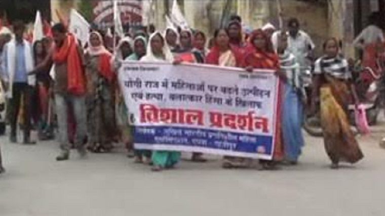 योगी सरकार के खिलाफ सड़क पर उतरी महिलायें, कहा- इससे बेहतर था अखिलेश- माया का शासन