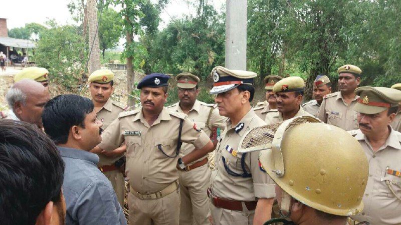 Commotion चिकित्सक हत्याकांड के विरोध महिलाओं ने किया हंगामा, पुलिस को भी खदेड़ा
