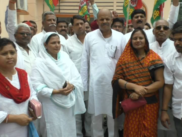 Protest सपा नेताओं का योगी सरकार पर हमला, कहा- संन्यासी की सरकार में अपराध से जनता बेहाल