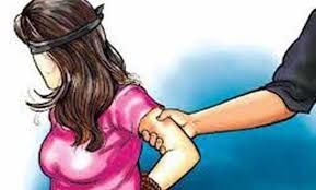 किशोरी से की छेड़खानी, तो मां ने शोहदे को जमकर धोया