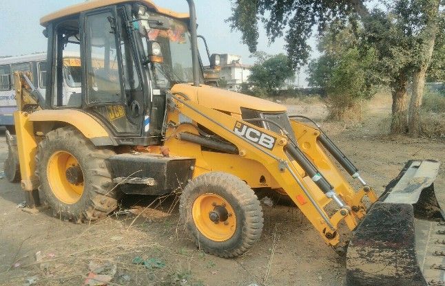 JCB of Palika became junk यहां कीमती गाडिय़ां भी हो रही हैं कबाड़