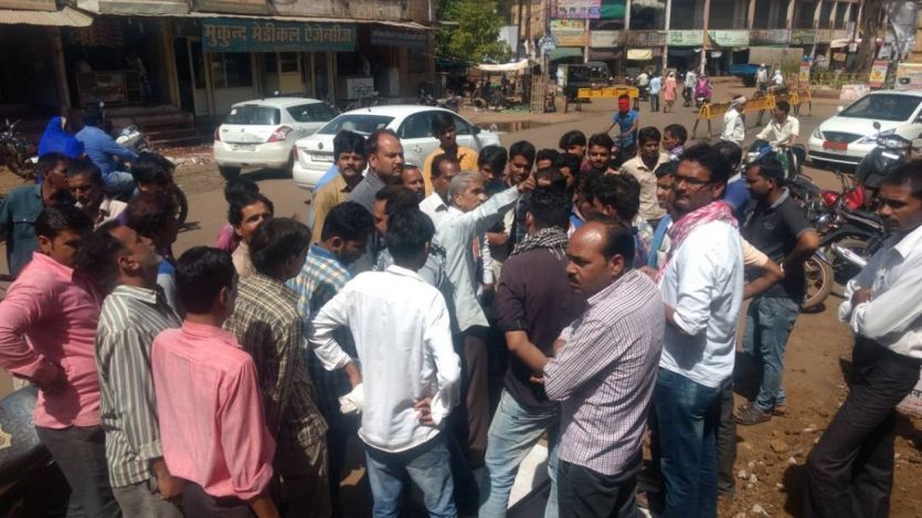 engineer नपा उपाध्यक्ष बोले इंजीनियरों से काम नहीं कर वा पा रहे तो पहन लो चूडिय़ां