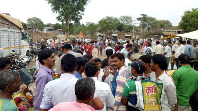 sehore दूध-सब्जी की ब्रिकी रोकी, सड़कों पर कराया खाली
