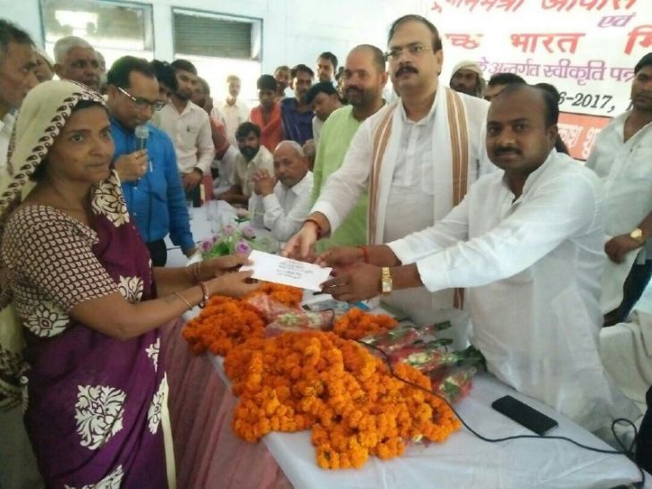 PM housing scheme यहां गरीब परिवारों के खिल उठे चेहरे, जब मिला पीएम आवास योजना का लाभ, देखें तस्वीरें
