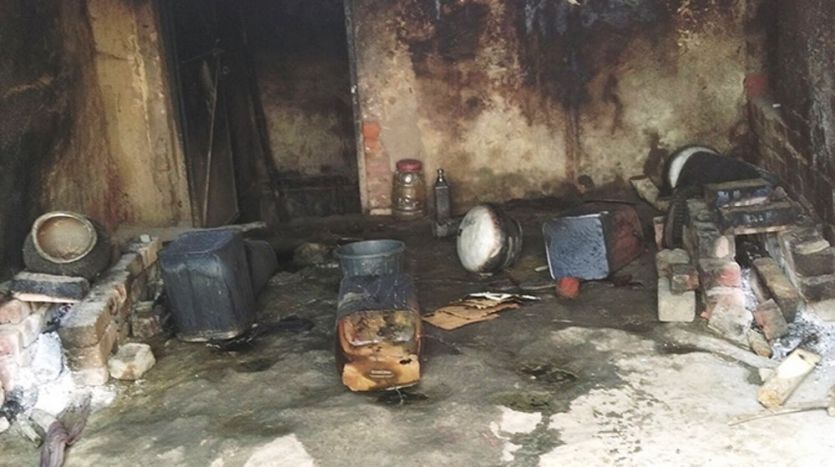 Illegal wine shop कच्ची शराब के अड्डे पर छापेमारी, सैकड़ों लीटर शराब नष्ट