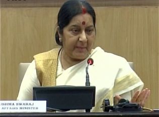 Missing Indians are probably in Badush jail in Iraq: Sushma Swaraj इराक में फंसे युवकों के परिजनों से मिली सुषमा स्वराज