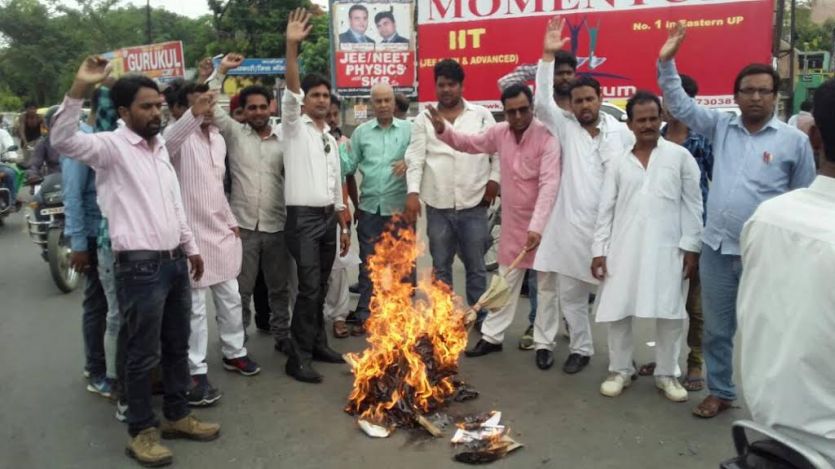 burnt effigy बिजनौर में सिपाही द्वारा रेप किये जाने के विरोध में हुआ प्रदर्शन, पुतला जलाया