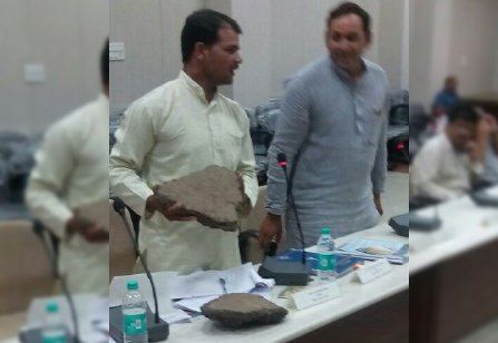 for evidence Brought the road in the meeting ये क्या: सबूत के लिए बैठक में सड़क ही उठा लाए, भ्रष्टाचार की खोली पोल