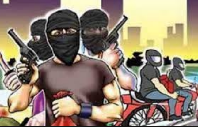 Loot सीएम योगी के शहर में बेखौफ अपराधी, रेलवे के पूर्व कर्मचारी से दिनदहाड़े लूट