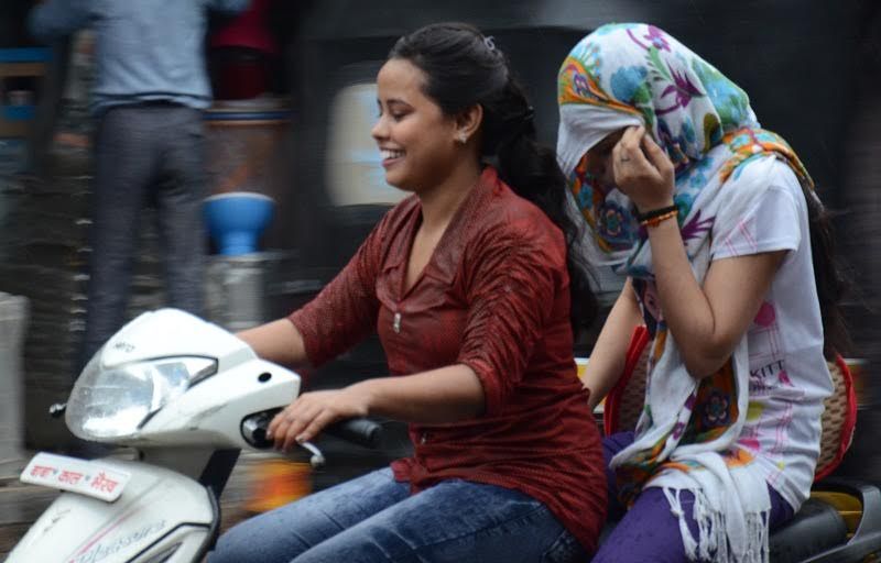 rain बारिश के बाद सुहाना हुआ मौसम, लोगों ने इस अंदाज में लिया मौसम का मजा, देखें तस्वीरें