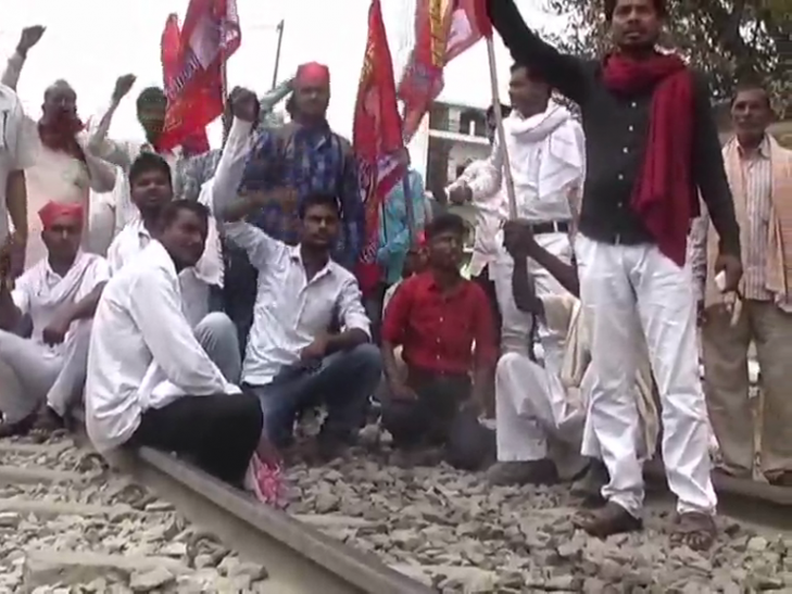 railway track आरक्षण की मांग हुई बुलंद, रेलवे ट्रैक और सड़क को किया जाम