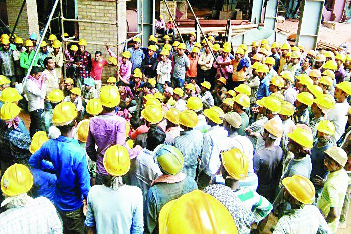 NMDC nagarnar labour strick बारिश तो सिर्फ बहाना था मजदूरी ना देकर मजदूरों को नौकरी से जो हटाना था