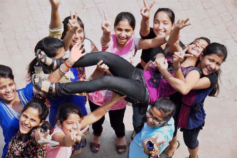 UP Board Result हाईस्कूल की तरह इंटर में बेटी अव्वल, देखें सूची