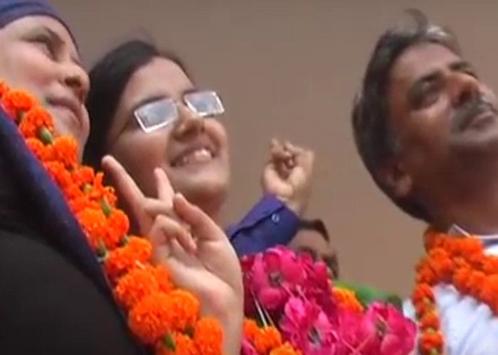 Amina Khatoon बाराबंकी में फिर छात्राओं ने लहराया परचम