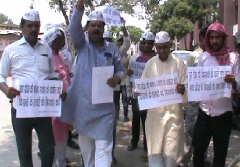 AAP leaders मंदसौर कांडः ‘आप’ नेताओं ने एमपी के सीएम का फूंका पुतला