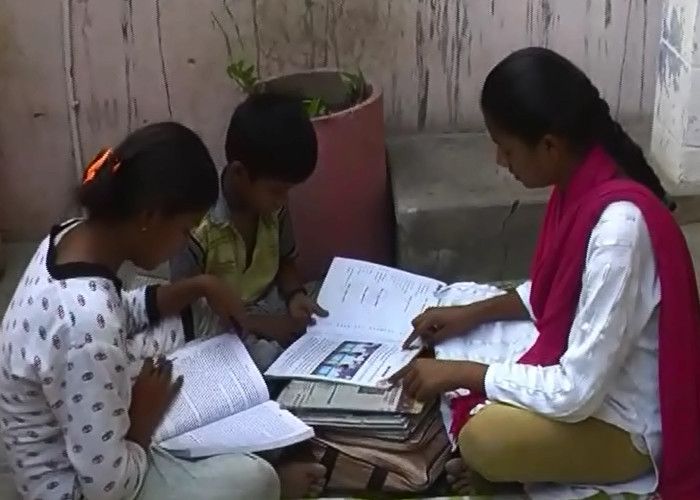 Farrukhabad Topper बर्तन साफ़ करने वाली की बेटी ने यूपी बोर्ड में किया नाम रोशन