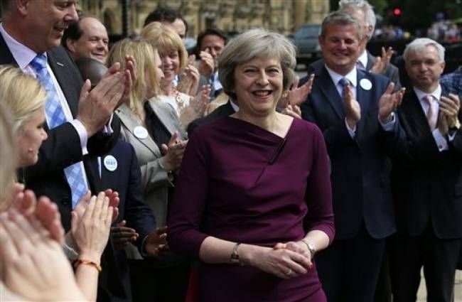 Theresa May ब्रिटेन: ब्रेग्जिट पर दोबारा चुनाव कराना चाहते हैं आधे से ज्यादा लोग