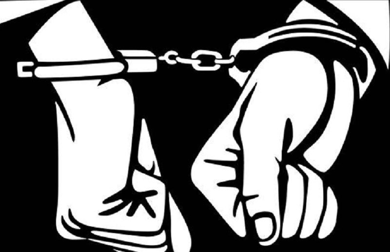 Chandauli ARTO RS Yadav arrest निलम्बित चंदौली एआरटीओ आरएस यादव चढ़े पुलिस के हत्थे
