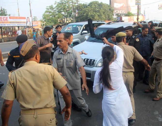 yogi black flag हनुमान भक्त बन सीएम के काफिलें में घुसे थे छात्र, प्रसाद के डिब्बे में रखा था....!