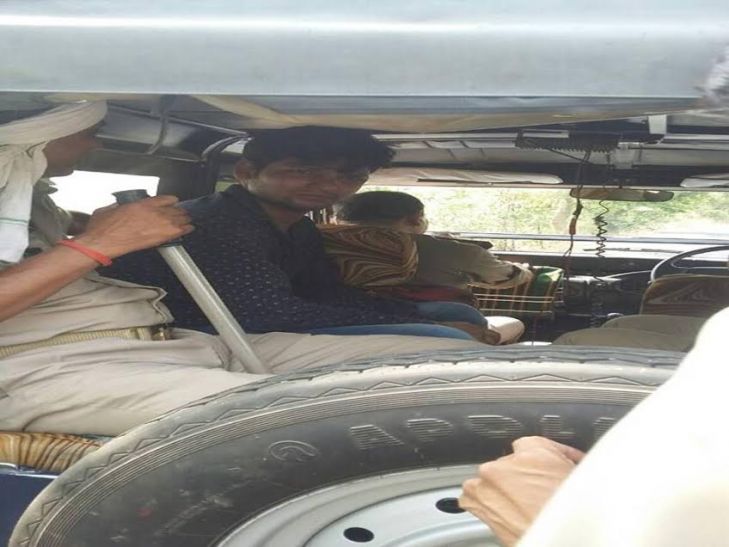 Police Harassed Muslim Youths मुस्लिम युवकों ने लड़की को बदमाशों से छुड़ाने का किया प्रयास तो पुलिस ने उनके साथ किया ये बर्ताव