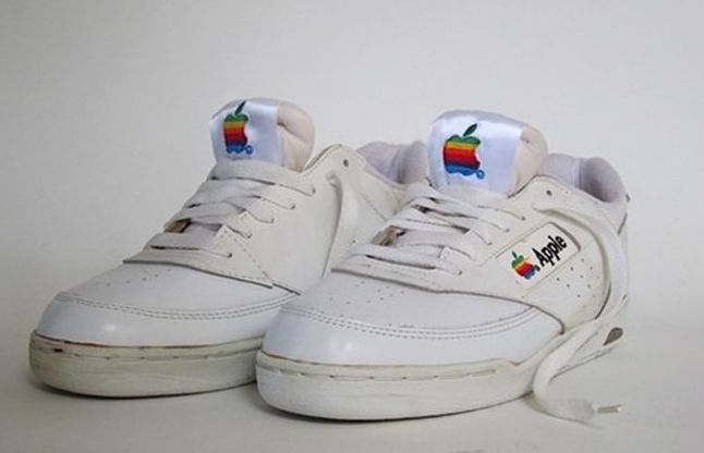 apple shoes एपल कंपनी अब लेकर आई जूतों की सेल, कीमत जानकर रह जाएंगे हैरान