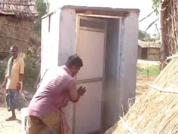 Scam फेल हुआ मोदी का स्वच्छता मिशन, बिना सीट की शौचालय बनाकर लाखों का गोलमाल
