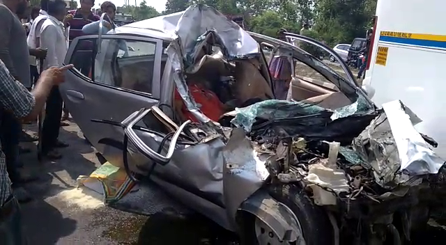 Road accident बस्ती में दर्दनाक हादसा, ओवरटेक के चक्कर में गई तीन जान