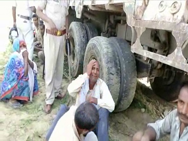Road accident ट्रक की चपेट मेंं आकर बाइक सवार तीन लोगों की मौत