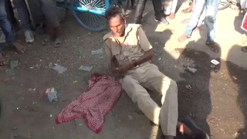Drunken Policeman शराब के नशे में धुत पुलिसकर्मी का बीच सड़क पर घंटों ड्रामा, देखें वीडियो