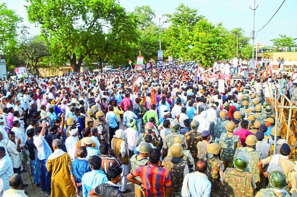 Rewa Kisan Andolan मंदसौर हिंसा के विरोध में पुलिस से भिड़े कांग्रेसी, कलेक्टर पर स्याही फेंकने का किया प्रयास