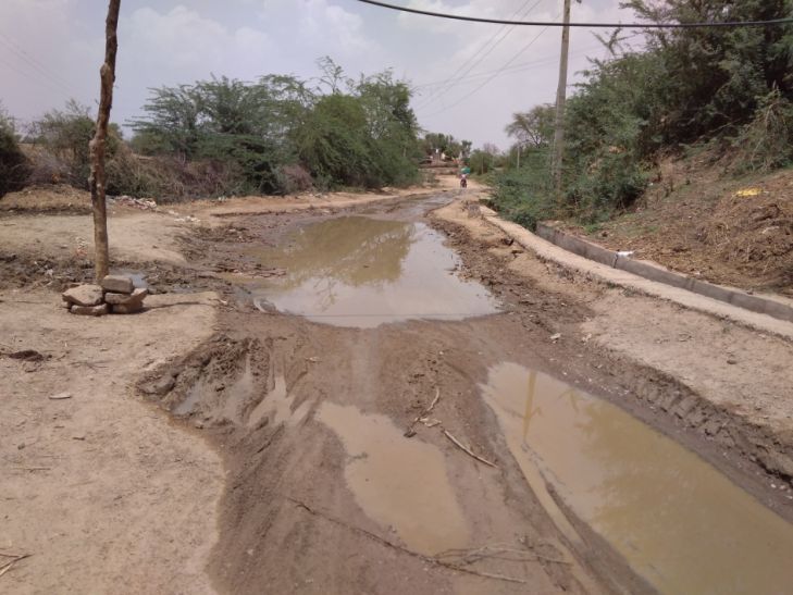 road मेंटेनेंस के इंतजार में सिसक रही सड़क